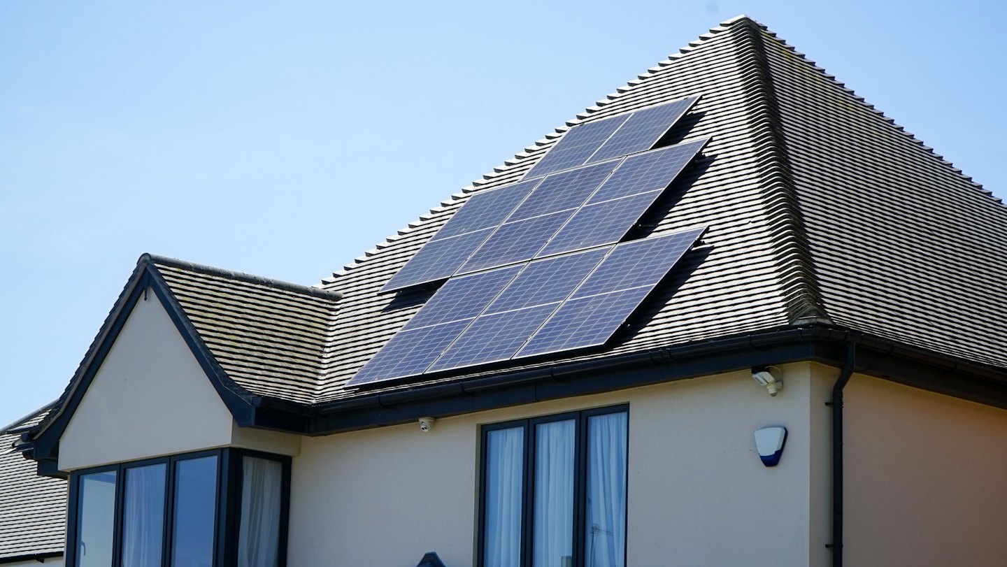 Modernes Hausdach mit mehreren installierten Solarmodulen.